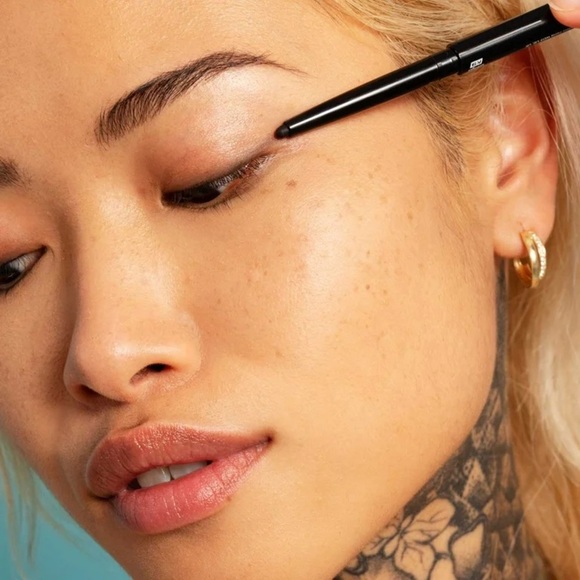 Lottie London AM to PM Retractable Eyeliner in Black - Picture 6 of 11